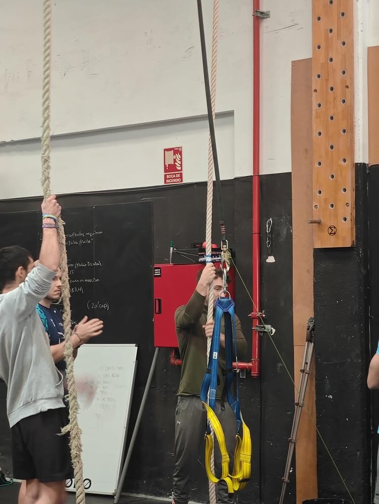 Gimnasio con clases dirigidas de CrossFit y entrenamiento híbrido